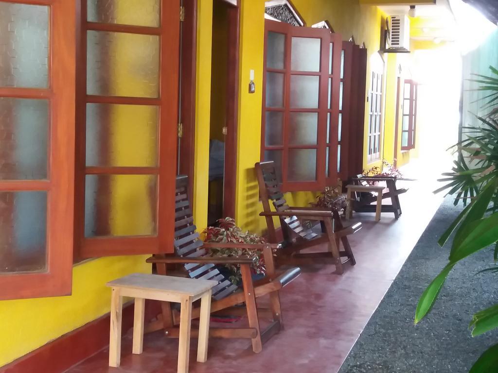 Malika'S Yellow House ฮิกคาดูวา ภายนอก รูปภาพ