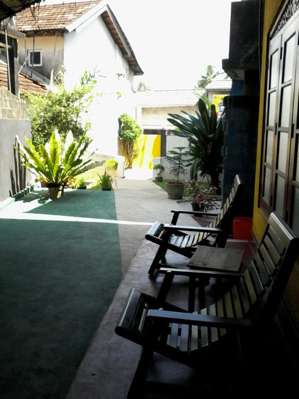 Malika'S Yellow House ฮิกคาดูวา ภายนอก รูปภาพ